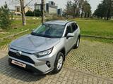 Toyota RAV4 2021 года за 9 299 000 тг. в Актау – фото 2