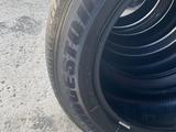 Шины Bridgestone Dueler 245/55 R19 летние на Toyota Highlanderүшін40 000 тг. в Астана