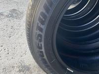 Шины Bridgestone Dueler 245/55 R19 летние на Toyota Highlander за 40 000 тг. в Астана