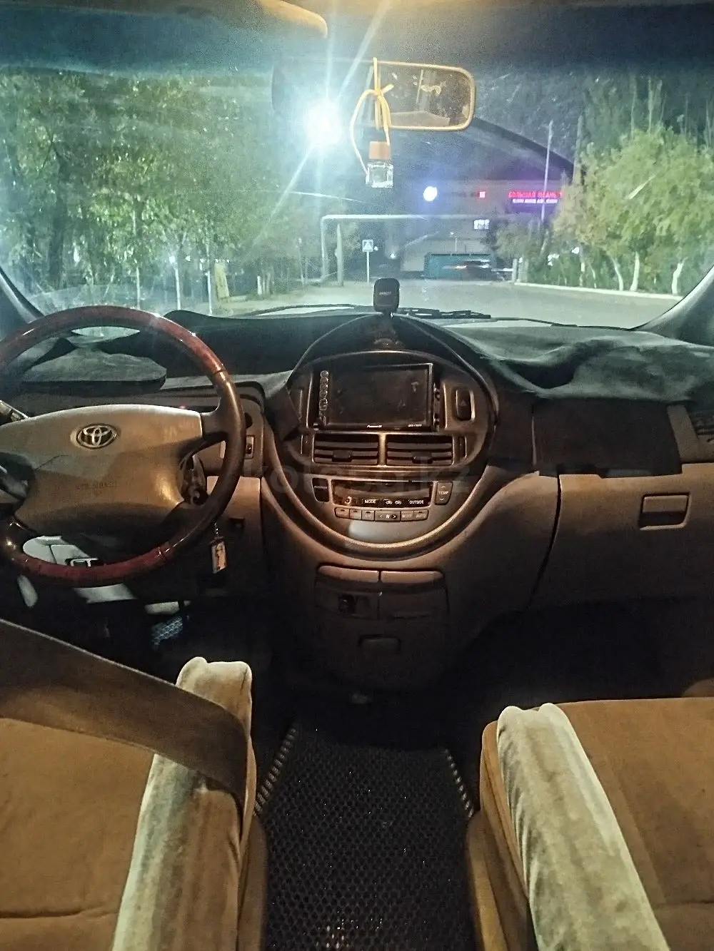 Toyota Estima, 2001