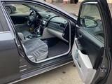 Toyota Camry 2014 года за 6 000 000 тг. в Уральск – фото 2