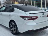 Toyota Camry 2021 года за 17 500 000 тг. в Актобе – фото 4