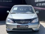 Toyota Camry 2005 года за 5 350 000 тг. в Актобе – фото 2