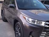 Toyota Highlander 2017 года за 17 500 000 тг. в Актау – фото 2