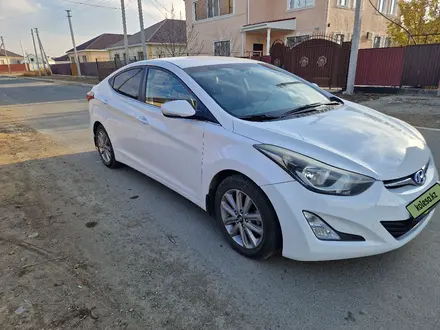 Hyundai Elantra 2015 года за 6 000 000 тг. в Атырау – фото 3