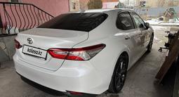 Toyota Camry 2021 года за 15 900 000 тг. в Алматы – фото 2