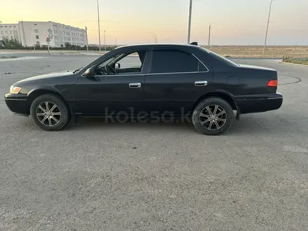 Toyota Camry 2000 года за 3 100 000 тг. в Жанаозен – фото 4