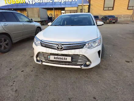 Toyota Camry 2015 года за 10 500 000 тг. в Актобе – фото 3