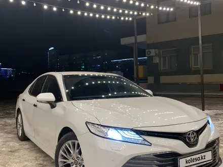 Toyota Camry 2018 года за 15 900 000 тг. в Актобе – фото 4