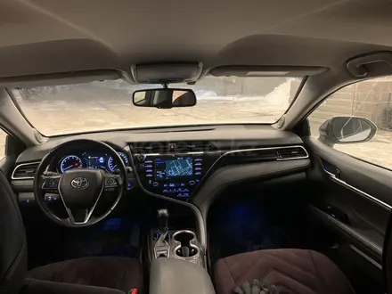 Toyota Camry 2018 года за 15 900 000 тг. в Актобе – фото 12