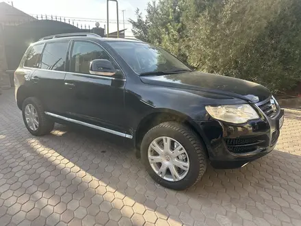 Volkswagen Touareg 2007 года за 7 300 000 тг. в Алматы – фото 2