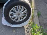 Шины зимние Nitto sn3 на дисках с колпаками за 40 000 тг. в Алматы – фото 2