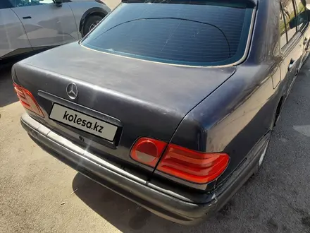 Mercedes-Benz E 230 1997 года за 1 400 000 тг. в Алматы – фото 4