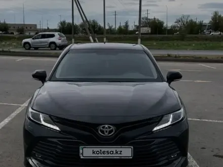 Toyota Camry 2021 года за 17 000 000 тг. в Актобе – фото 2