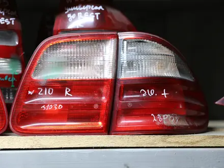 Задний левый правый фонарь (фара, плафон, стоп, габарит) универсал W210 за 10 000 тг. в Алматы – фото 5