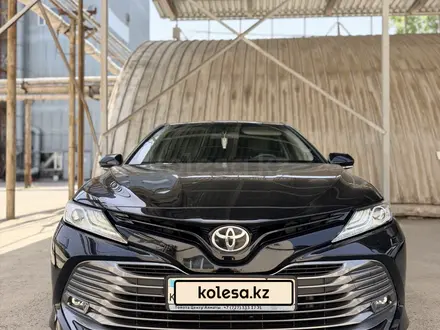 Toyota Camry 2018 года за 12 900 000 тг. в Алматы – фото 2