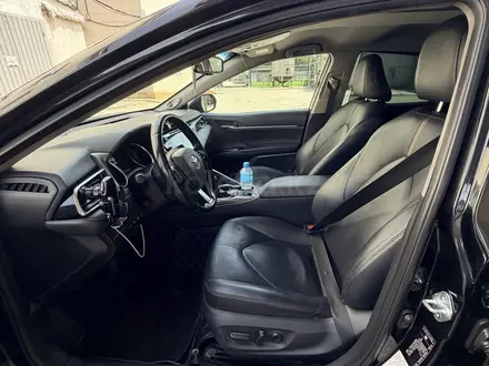 Toyota Camry 2018 года за 12 900 000 тг. в Алматы – фото 21