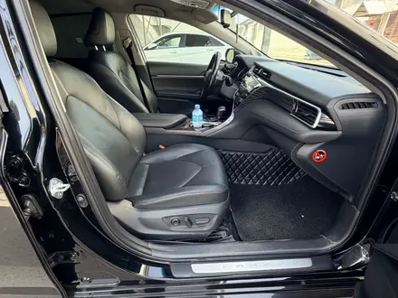 Toyota Camry 2018 года за 12 900 000 тг. в Алматы – фото 29