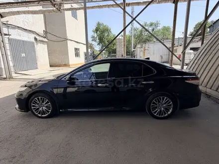 Toyota Camry 2018 года за 12 900 000 тг. в Алматы – фото 6
