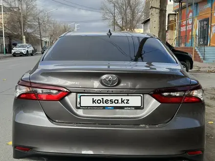 Toyota Camry 2021 года за 15 500 000 тг. в Кызылорда – фото 3