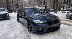 Губа переднего М бампера BMW в кузове F10 за 30 000 тг. в Алматы – фото 2