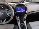 Chevrolet Cruze 2011 года за 1 800 000 тг. в Караганда – фото 2
