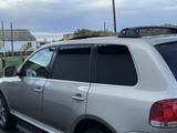 Volkswagen Touareg 2005 годаүшін5 850 000 тг. в Атбасар – фото 2