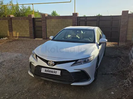 Toyota Camry 2023 года за 15 200 000 тг. в Астана – фото 2