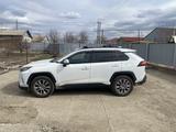 Toyota RAV4 2021 года за 13 800 000 тг. в Атырау – фото 2
