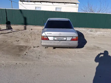 Mercedes-Benz E 200 1990 года за 1 800 000 тг. в Шиели – фото 2