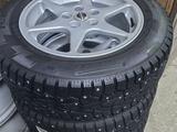 Новый комплект резины Pirelli с оригинальными дисками! за 350 000 тг. в Алматы