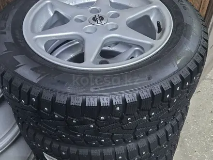 Новый комплект резины Pirelli с оригинальными дисками! за 350 000 тг. в Алматы