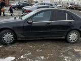 Mercedes-Benz C 200 2001 года за 3 000 000 тг. в Атырау – фото 2