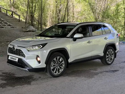 Toyota RAV4 2020 года за 15 300 000 тг. в Усть-Каменогорск – фото 2