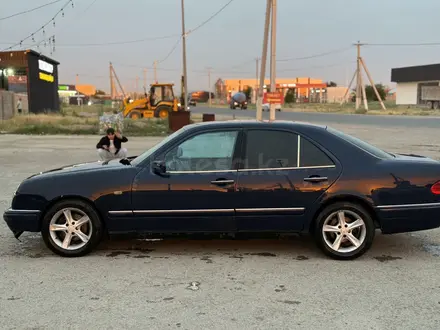 Mercedes-Benz E 230 1995 года за 2 000 000 тг. в Тараз – фото 4