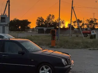 Mercedes-Benz E 230