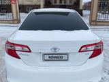 Toyota Camry 2014 года за 6 600 000 тг. в Уральск – фото 2