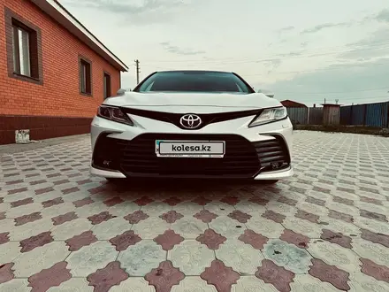 Toyota Camry 2022 года за 16 500 000 тг. в Атырау