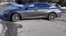 Lexus ES 300h 2023 годаfor15 900 000 тг. в Алматы – фото 5