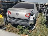 Passat B6, объем 1.6 запчасти по кузову за 1 000 тг. в Актобе