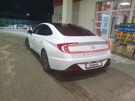 Hyundai Sonata 2020 года за 13 500 000 тг. в Актобе – фото 3