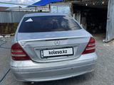 Mercedes-Benz C 200 2004 годаүшін2 100 000 тг. в Актобе – фото 3