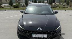 Hyundai Elantra 2022 года за 7 800 000 тг. в Атырау – фото 2