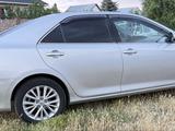 Toyota Camry 2014 года за 9 400 000 тг. в Кулан – фото 2