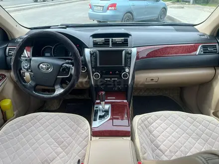 Toyota Camry 2014 года за 6 650 000 тг. в Актобе – фото 19