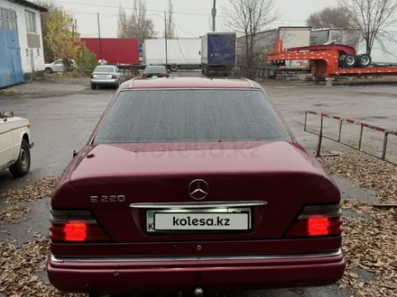 Mercedes-Benz E 220 1993 года за 1 500 000 тг. в Алматы – фото 3