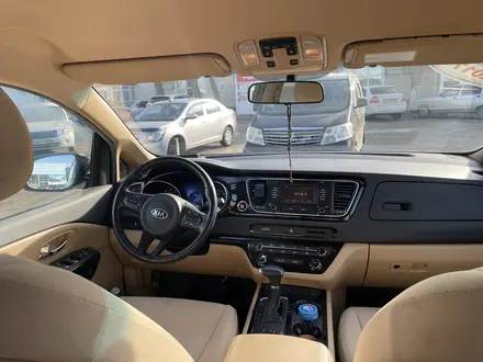 Kia Carnival 2016 года за 13 500 000 тг. в Уральск – фото 5