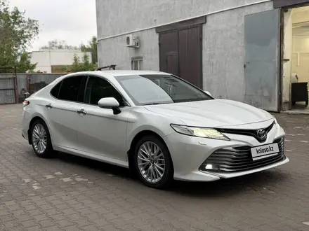 Toyota Camry 2018 года за 13 500 000 тг. в Актобе – фото 4