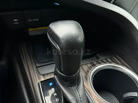 Toyota Camry 2018 года за 13 500 000 тг. в Актобе – фото 14