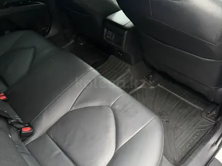 Toyota Camry 2018 года за 13 500 000 тг. в Актобе – фото 17